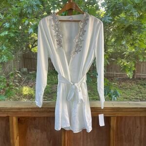 Flora By Flora Nikrooz Women's White Long Sleeve Satin Robe Size L/XL. NEW